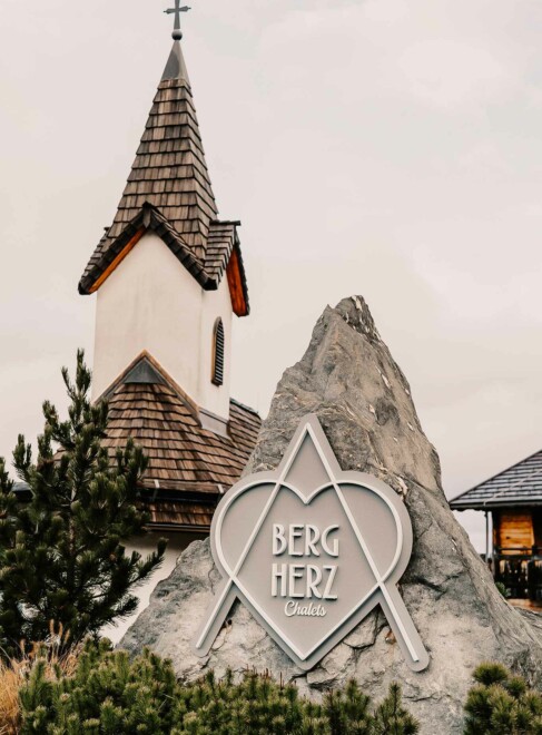 Chaletdorf BERGHERZ - Kirche im Almdorf