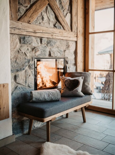 Berg-Chalet mit Kamin im Ruheraum und Relaxliegen - einzigartiger Blick in die Berge