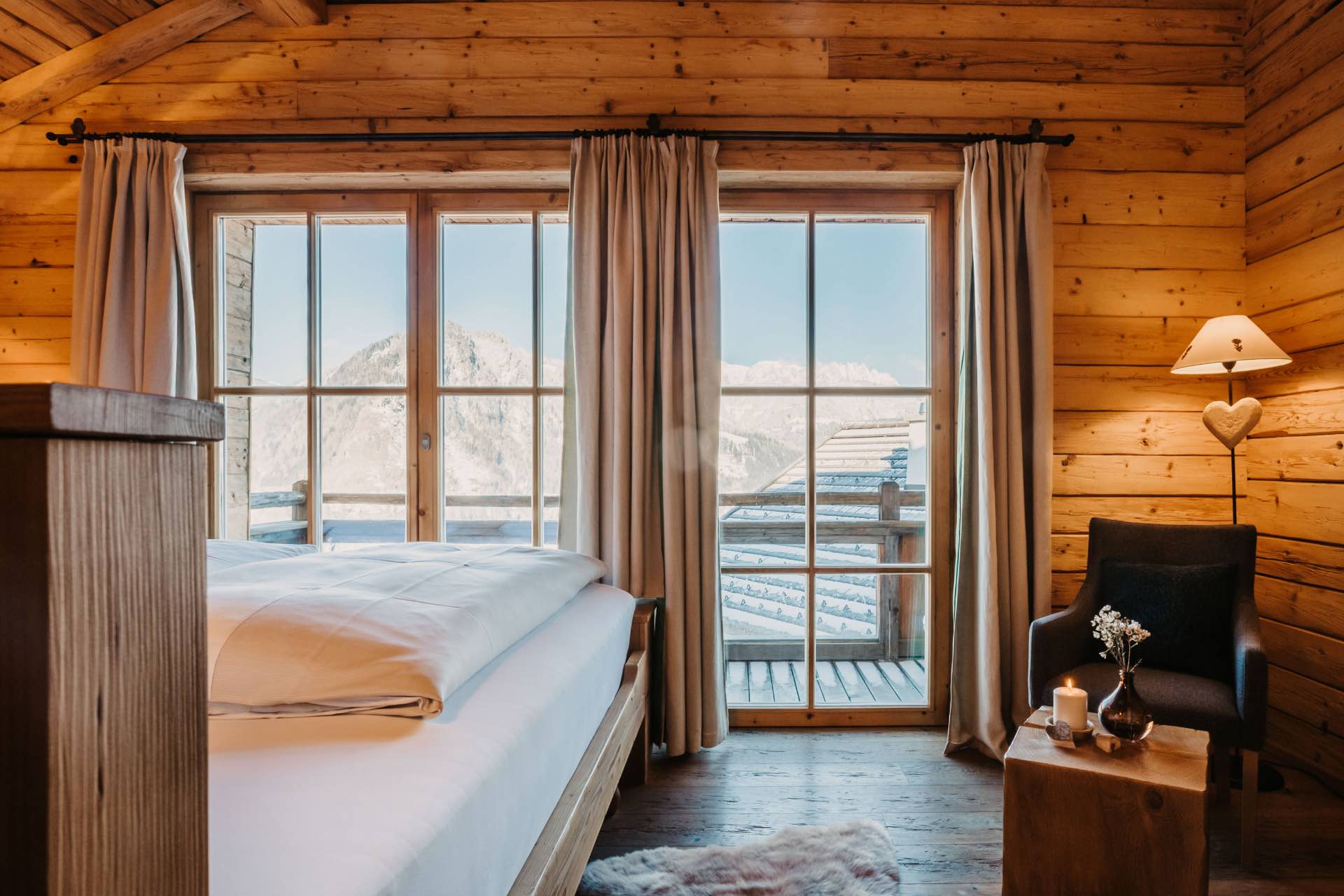 Berg-Chalet in Österreich - traumhafter Blick aus dem Schlafzimmer der Chalets