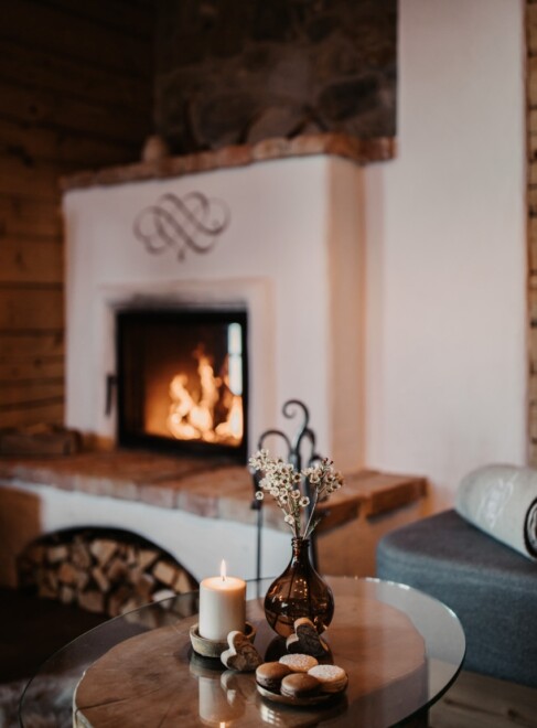 Berg-Chalet mieten - Wohnzimmer mit Kamin - einzigartige Lage in Österreich direkt in den Bergen