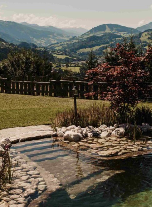 Bio-Badesee im Chaletdorf BERGHERZ Österreich - einzigartig in den Bergen mit BERGHERZ Lounge