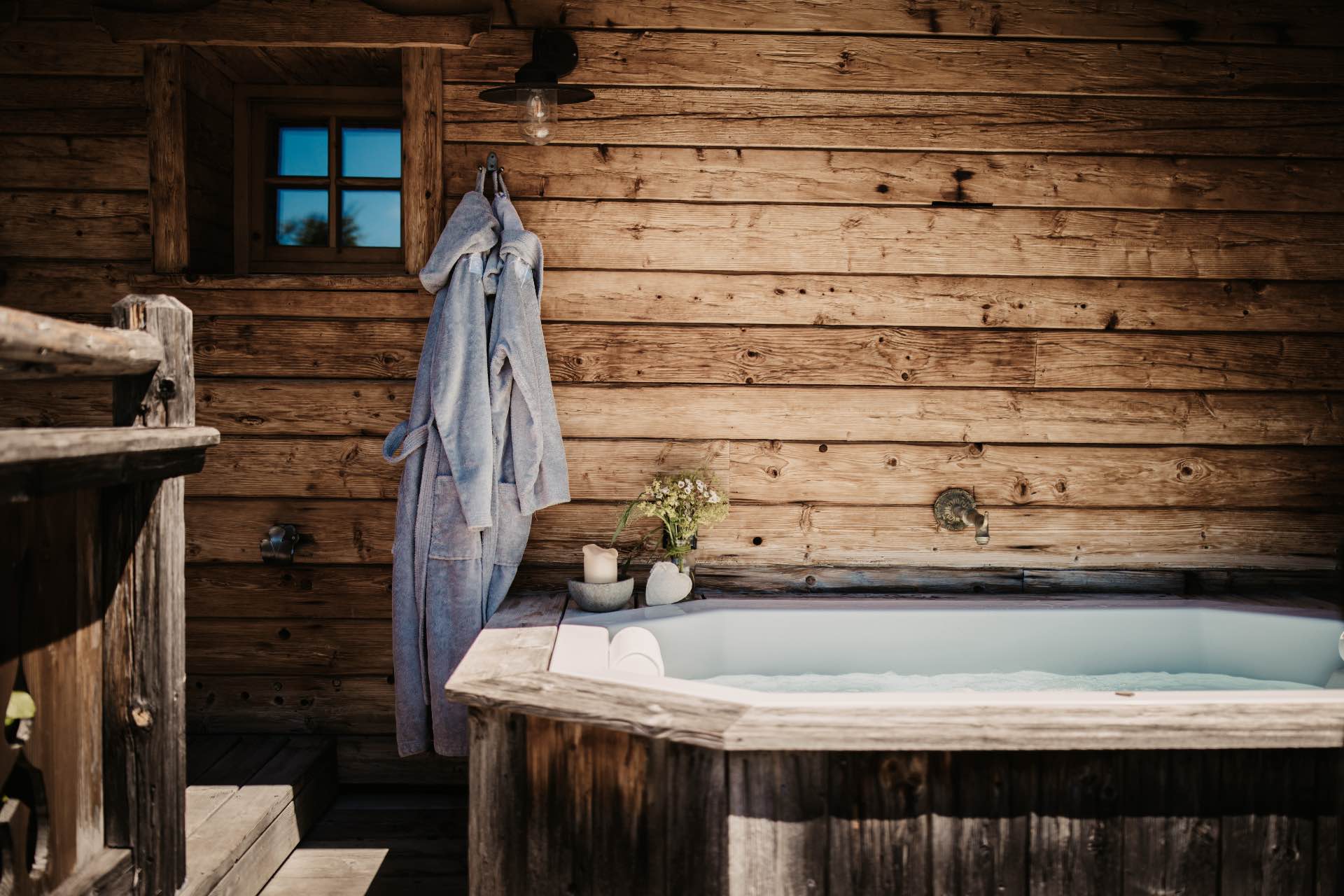 Chalet mit Outdoor-Whirlpool in Österreich - Chalets mieten in den Berge - einzigartige Lage in Alpendorf