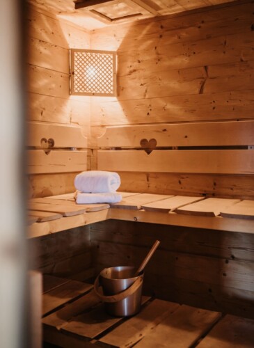 Chalet mit Sauna und Whirlpool mieten - direkt in den Bergen in Österreich - traumhafte Lage