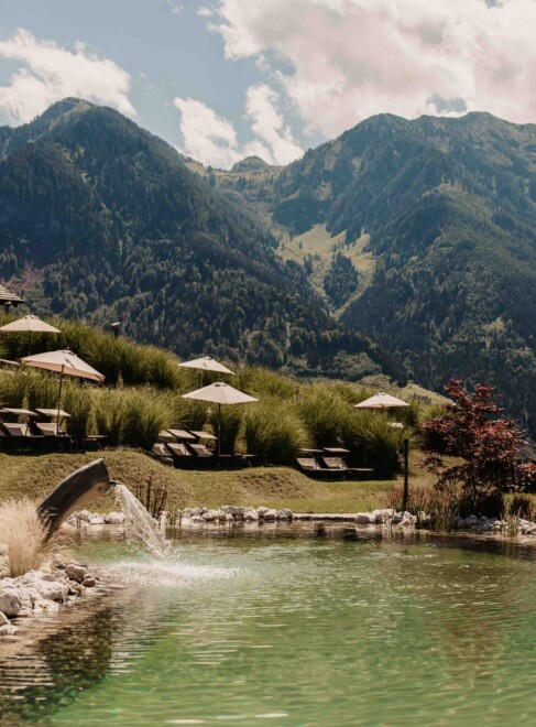 Chaletdorf BERGHERZ – Badesee mit einzigartigem Blick in die Berge - traumhafte Lage der Badebuchten mit BERGHERZ Lounge zum Relaxen