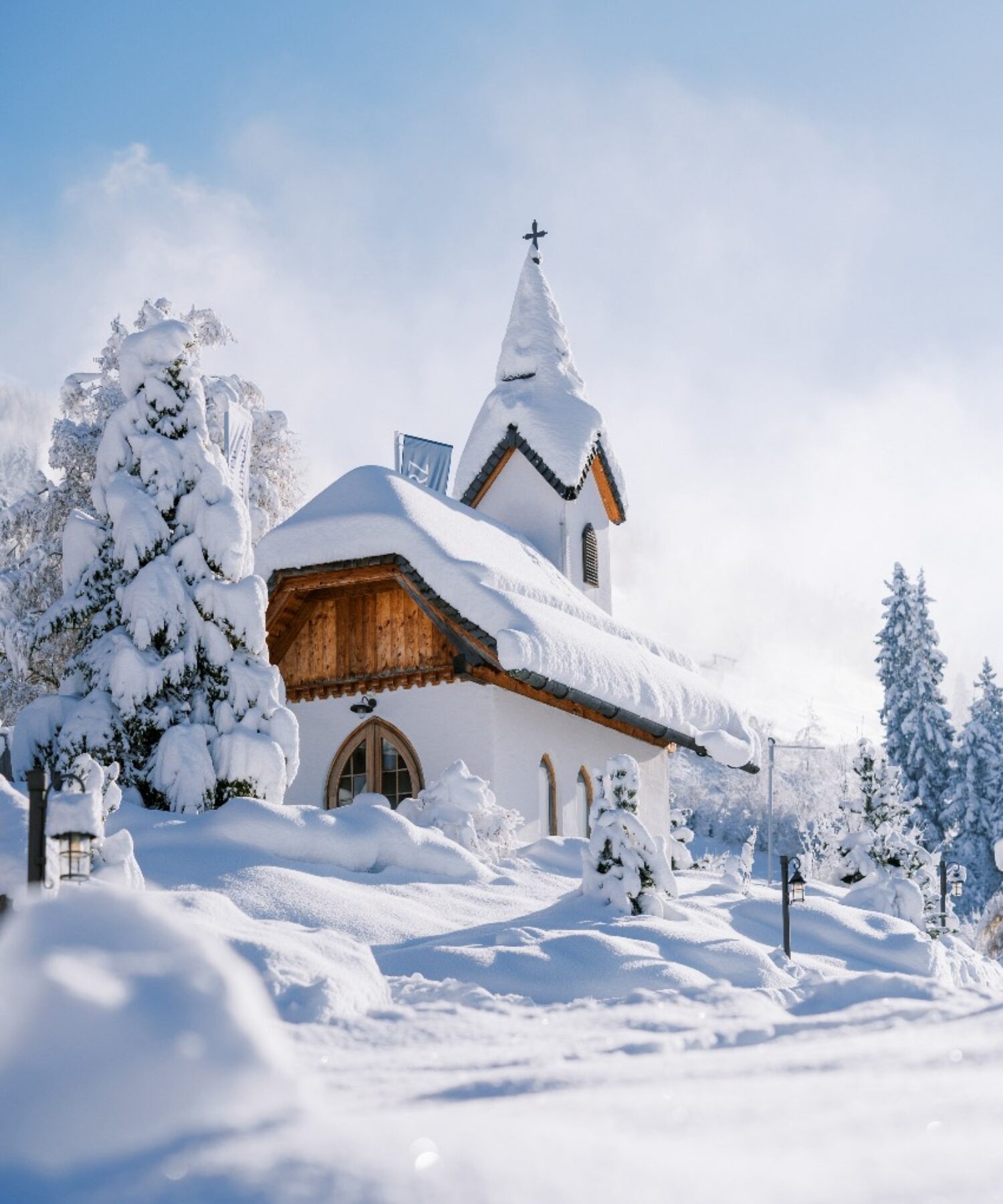 Chaletdorf mit Kirche im Winter in Österreich – Traumhafte Lage