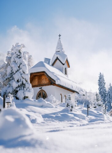 Chaletdorf mit Kirche im Winter in Österreich – Traumhafte Lage