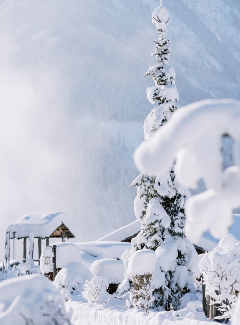 Chaletdorf BERGHERZ im Winter mit einzigartigem Blick in die Berge - traumhafte Lage der 11 Luxus-Chalets