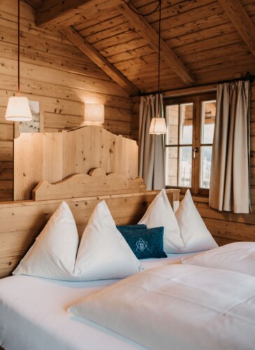 Chalets in Österreich direkt im Wander- und Skigebiet - Traumhafte Lage - Chalet Schlafzimmer mit Blick in die Berge