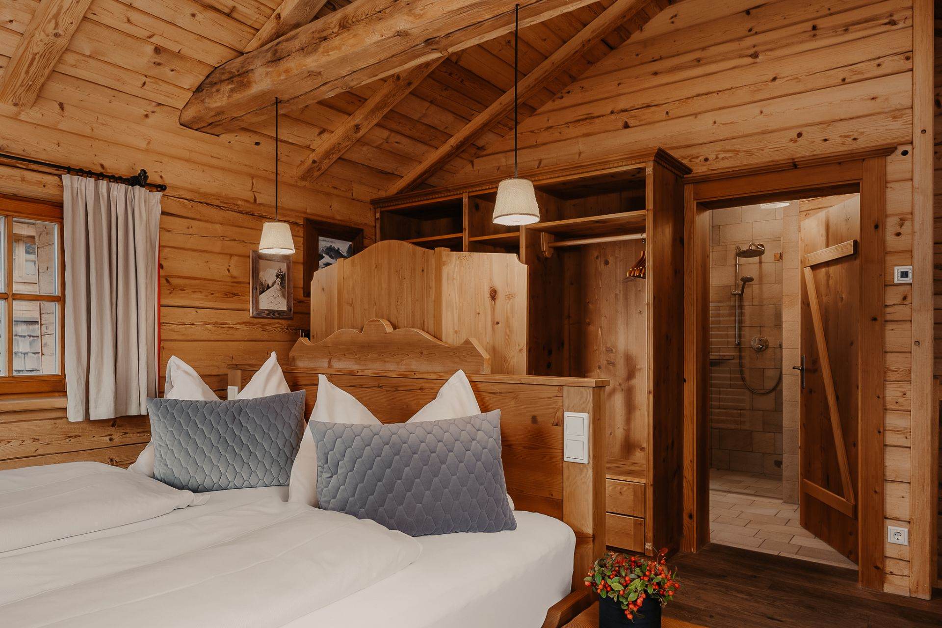 Kuschel-Chalet in Österreich mieten - traumhafte Lage - schönste Chalet in Österreich - Schlafzimmer mit Blick in die Berge