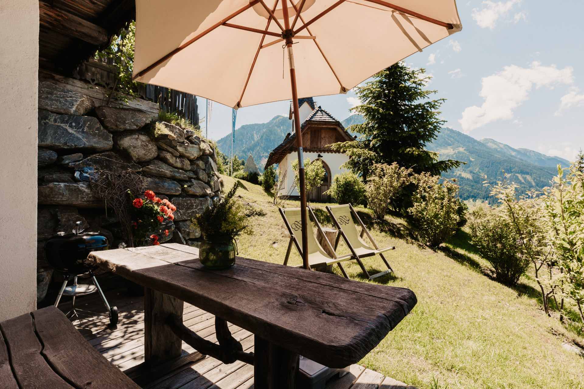 Chalet mit Terrasse und Liegestühle in Österreich - traumhafte Lage