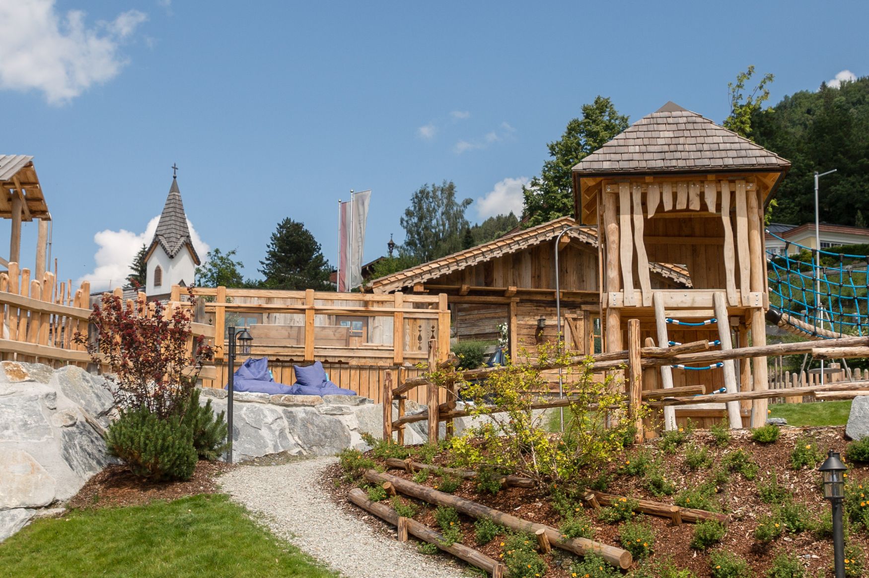 Chaletdorf BERGHERZ - Kinderspielplatz mit traumhafter Lage und vielen kinderfreundlichen Schaukeln und Kletterturm - Lounge für die Eltern