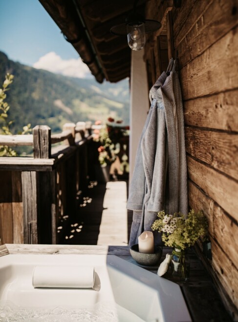 Chalets mit Outdoor-Whirlpool in Österreich mieten - einzigartige Lage - traumhafter Blick in die Berge