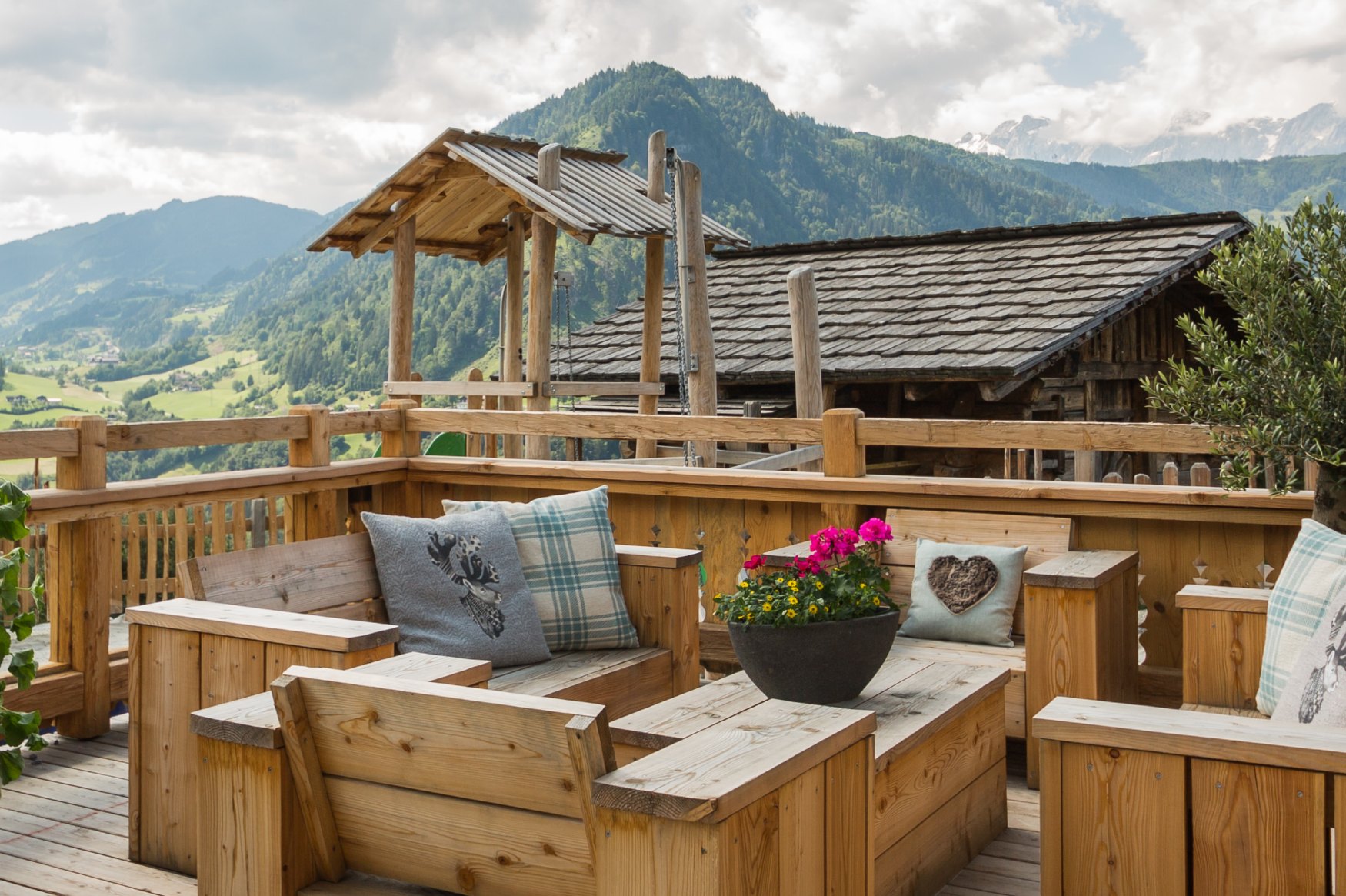 Spielplatz im Chaletdorf BERGHERZ in Österreich - Lounge für die Eltern zum Relaxen - Schaukeln - Kletterturm für die Kinder - großer Sandspielplatz